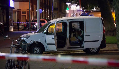 <p>Derweil teilte die Polizei laut NOS mit, dass ein am Vorabend in Rotterdam festgenommener Fahrer eines Lieferwagens mit Gasflaschen wahrscheinlich harmlos sei.</p>
