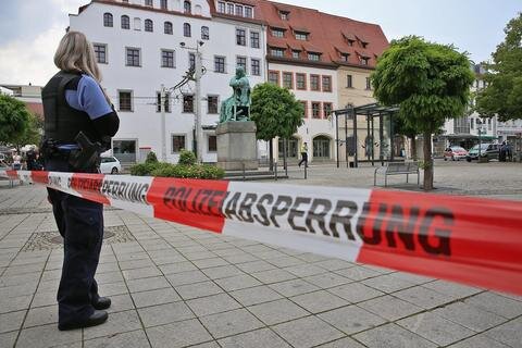 <p>Wegen eines herrenlosen Koffers ist am frühen Donnerstagnachmittag der Bereich um das Schumanndenkmal in Zwickau gesperrt worden.</p>

