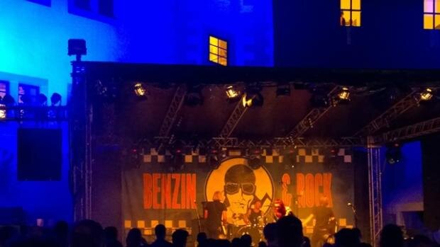 <p>Freitag, 0 Uhr: Dirty Blondes beenden den ersten Abend des Musikfestivals „Benzin &amp; Rock“ in der Motorradstadt.</p>
