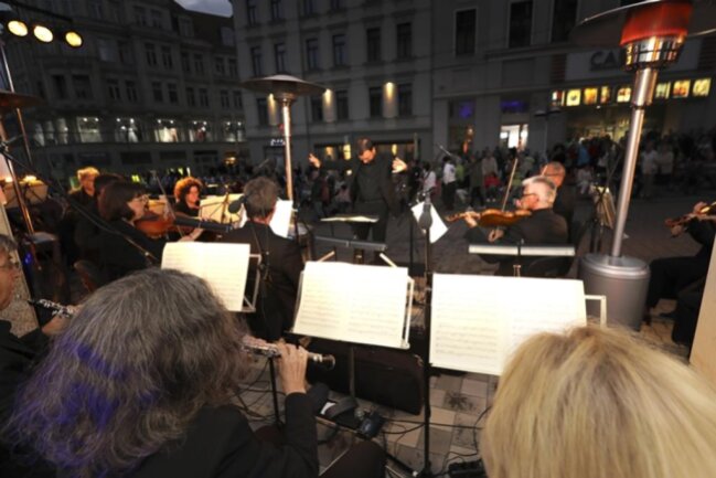 <p>Händels "Mondscheinserenade" auf der Bahnhofstraße in Plauen&nbsp;</p>
