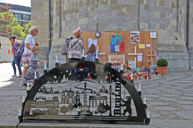 <p>Das 150 mal 75 Zentimeter großes Kunstwerk zeigt Hauptstadt-Motive wie den Reichstag, das Brandenburger Tor und die Siegessäule.</p>
