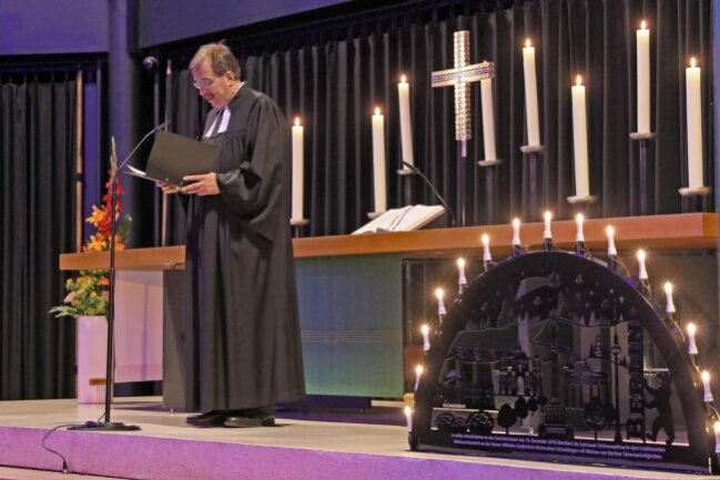 <p>Die Überreichung in Berlin erfolgte im Rahmen eines Friedensgebets mit Pfarrer Martin Germer.</p>
