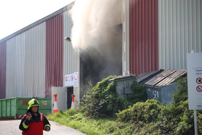 <p>Massive Qualmwolken sind am Dienstag über Grießbach gezogen. Ursache dafür war ein Brand, der in einer Lagerhalle auf einem Betriebsgelände an der Deponiestraße ausgebrochen war.</p>
