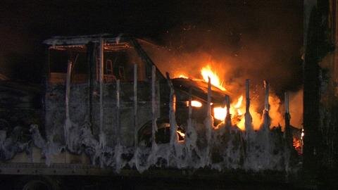 Ein Autotransporter ist am Donnerstagabend an der A 72 ein Raub der Flammen geworden.