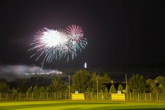 <p>Zum Abschluss konnten die Besucher ein Feuerwerk über dem Sauberg bestaunen.</p>
