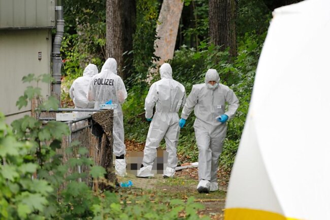 <p xmlns:php="http://php.net/xsl">Beamte der Chemnitzer Kriminalpolizeiinspektion haben Ermittlungen zu den Todesumständen sowie zur Identität des Toten aufgenommen. Nähere Angaben zum Opfer machte die Polizei am Montag nicht.</p>
