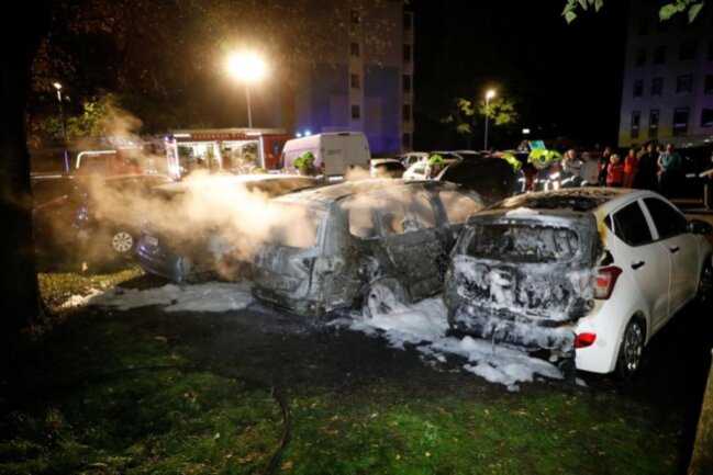 <p>Seit gut einem Jahr werden in Chemnitz immer wieder Autos angezündet - zuletzt waren Mitte August sieben Fahrzeuge in Flammen aufgegangen.</p>
