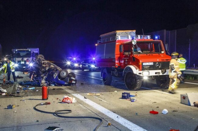 <p>Die Polizei schätzt den Sachschaden auf etwa 15.400 Euro. Die A72 war in Richtung Leipzig etwa eineinhalb Stunden vollgesperrt.</p>
