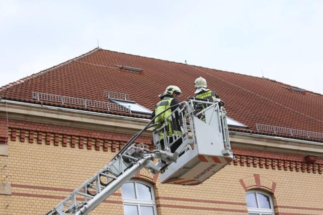<p>Zeugen hatten Polizei und Feuerwehr alarmiert, weil nicht ausgeschlossen werden konnte, dass der Mann vom Dach springen will.</p>

<p>&nbsp;</p>
