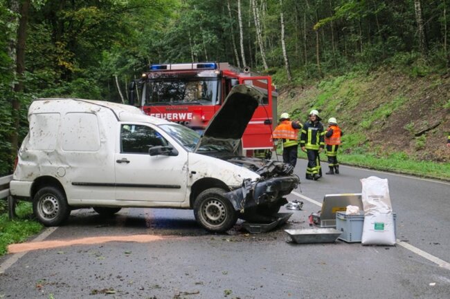 <p>Bei einem weiteren Unfall in Lößnitz überschlug sich am Samstag ein Transporter. Der Wagen war gegen 17 Uhr von der Auer Straße abgekommen. Das Fahrzeug prallte gegen zwei Bäume und wurde zurück auf die Fahrbahn geschleudert. Der 19-jährige Fahrer wurde nicht verletzt.</p>
