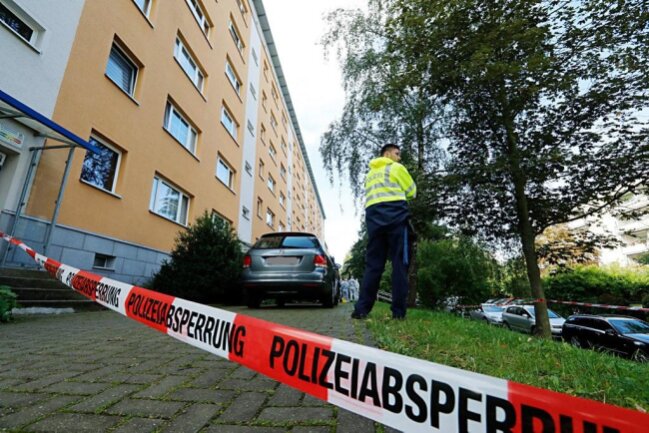<p>In dessen Wohnung an der Max-Müller-Straße fanden die Beamten einen Toten.</p>
