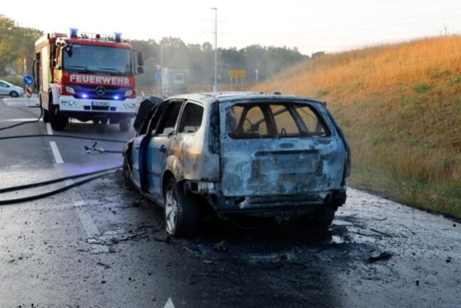 <p>Nach einem Zusammenstoß mit einem anderen Fahrzeug ist am Dienstagfrüh ein Ford auf der Neefestraße in Flammen aufgegangen.</p>
