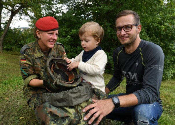 <p>Christin Günther ist Hauptmann und im aktiven Dienst der Bundeswehr. Sie zeigte ihrem Sohn Max und Mann Marcus was alles reingehört in einen 15 Kilo schweren Rucksack. Den konnten Besucher probetragen.&nbsp;</p>
