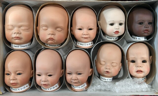 <p>Kunstvoll gestaltete Baby-Puppenköpfe werden zum Kauf angeboten ...</p>
