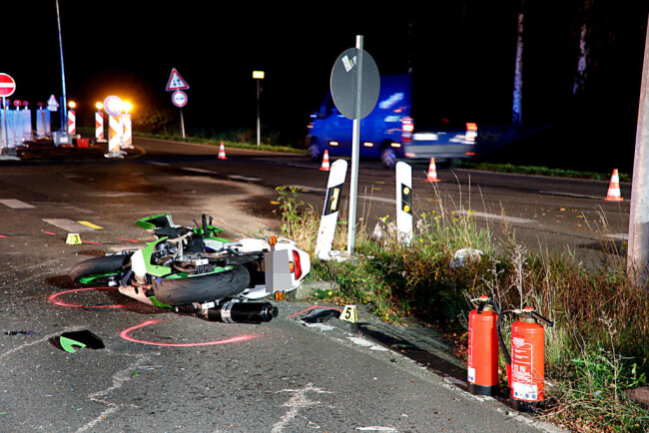 <p>Nach ersten Polizeiangaben sind in den Verkehrsunfall, der sich gegen 19 Uhr auf der B 173 ereignet hat, ein Skoda und ein Motorrad verwickelt.</p>
