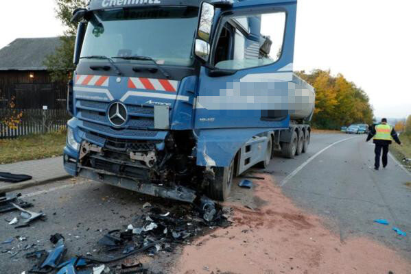 <p>Der Fahrer knallte mit seinem Auto frontal in einen Lkw-Sattelzug. An beiden Fahrzeugen entstand ein Schaden von 15.000 Euro.</p>
