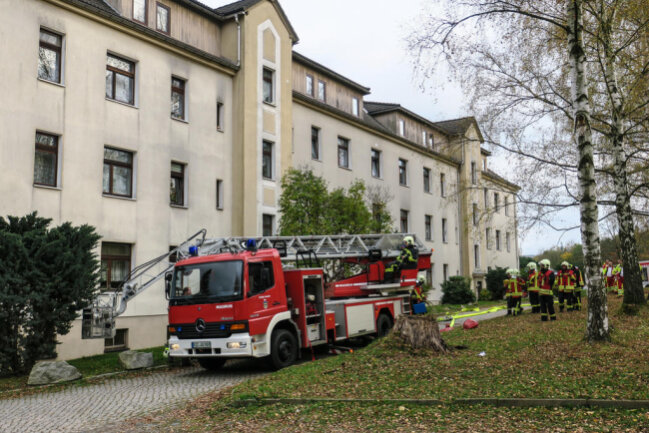 <p>Nach ersten Informationen war im Dachgeschoss eines Hauses an der Auer Talstraße ein Feuer in einer Küche ausgebrochen.</p>
