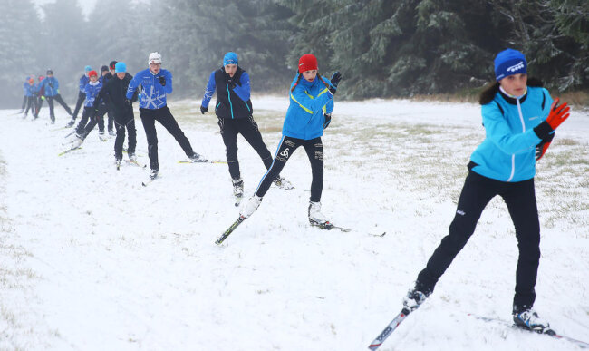 <p>Die Nachwuchslangläufer der Eliteschule Oberwiesenthal tranierten das erste Mal in der Saison 2017/18 auf Schnee.</p>
