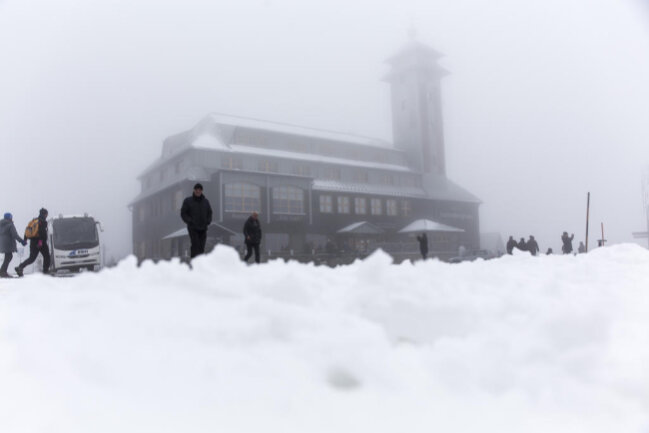 <p>Am Dienstagabend kann laut Deutschem Wetterdienst in Sachsen oberhalb von 1000 Metern wieder leichter Schnee fallen, andernorts ist Regen möglich.</p>
