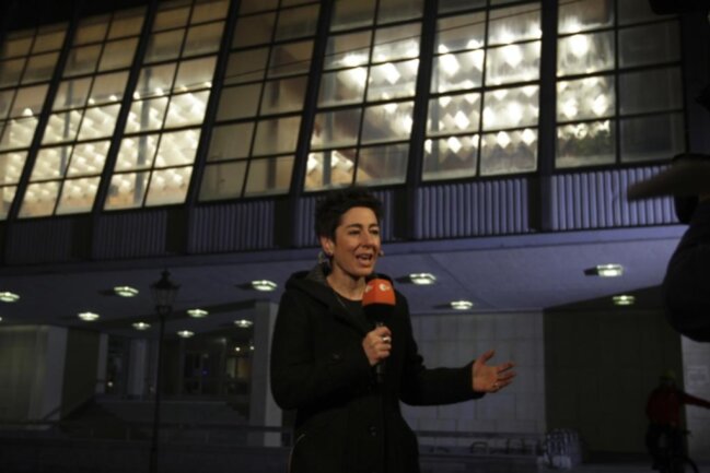 <p>Die Moderatorin und Journalistin Dunja Hayali berichtete live vor dem Neuen Rathaus.</p>
