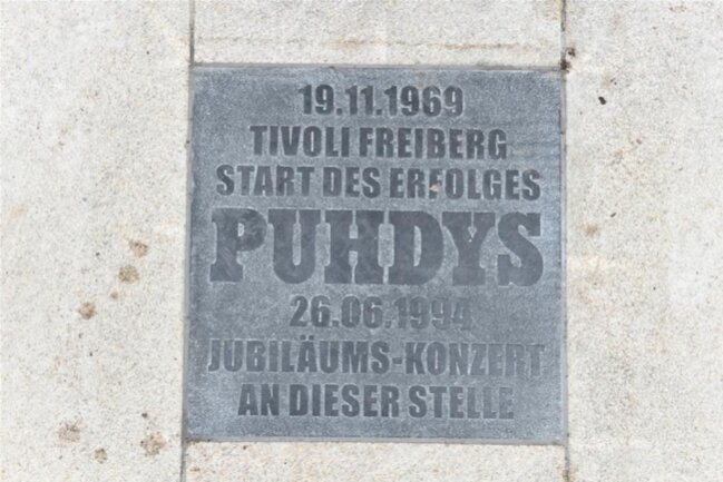 <p>Im Juni 1994 feierten die Puhdys gemeinsam mit vielen Fans auf dem Obermarkt ihr 25. Bandjubiläum. Daran erinnert dieser Stein, ebenso daran, dass die Band im Freiberger Tivoli 1969 ihren ersten Auftritt hatte.</p>
