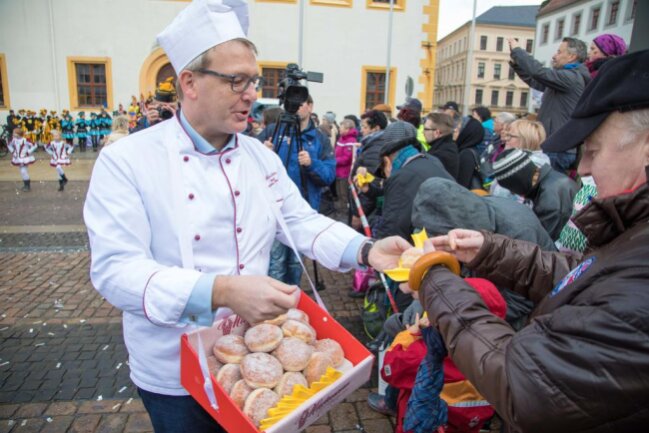 <p>OB Sven Krüger musste dann auch noch Pfannkuchen verkaufen.</p>
