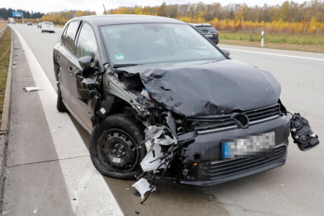 <p>Dabei wurde der VW von einer Windböe nach rechts gegen den Opel gedrückt. Beide Wagen kollidierten.</p>
