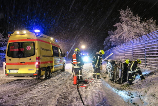 <p>Im Schneeberger Ortsteil Neustädtel kam am Sonntagabend ein Pkw von der Schnee bedeckten B169 ab, kollidierte mit einem Verkehrsschild und blieb auf der Seite liegen.</p>
