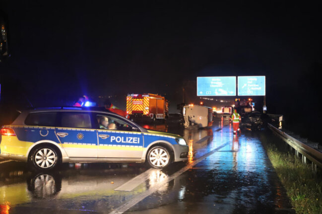 <p>Der zweite Unfall ereignete sich gegen 5 Uhr auf der A 4 in Höhe Kreuz Chemnitz. Ein Kleintransporter VW und ein Mercedes sind aus bisher ungeklärter Ursache zusammen gestoßen.</p>
