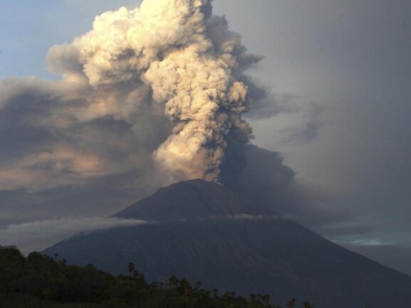 <p>Der Vulkan Mount Agung spuckt Rauch und Asche.</p>
