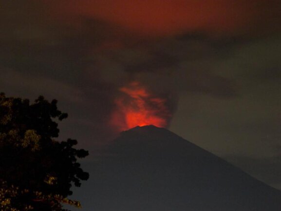 <p>Höchste Alarmstufe: Über der Urlaubsinsel Bali steht eine dichte Rauch- und Aschewolke. Der Vulkan Mount Agung droht auszubrechen.</p>
