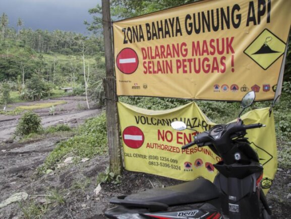<p>Warnschilder auf Bali:&nbsp;Der Vulkan Mount Agung steht kurz vor einem Ausbruchs. Foto:&nbsp;Donal Husni</p>
