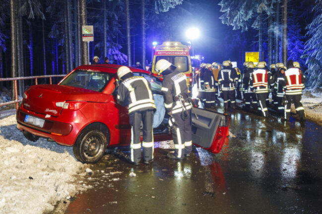 <p>Die Feuerwehren aus Jahnsbach und Thum rückten an, um die eingeklemmte Fahrerin aus dem Wagen zu befreien und die Unfallstelle zu sichern.</p>

