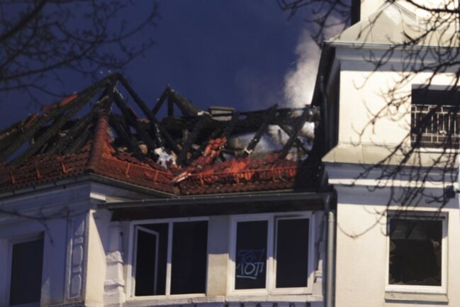 <p>Zuletzt kam es in Plauen zu einer Häufung an Dachstuhl-Bränden. Binnen sechs Wochen gab es drei Fälle im Stadtgebiet. In allen drei Fällen ermittelt die Polizei wegen Brandstiftung.</p>
