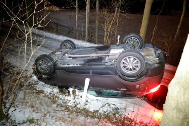 <p>In Chemnitz-Rabenstein überschlug sich gegen 17 Uhr ein Hyundai auf spiegelglatter Fahrbahn auf der Röhrsdorfer Straße.</p>
