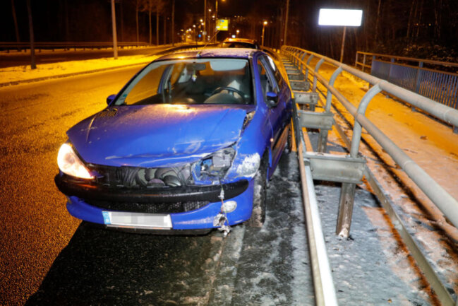 <p>Am Samstagabend, kurz vor Mitternacht, stieß eine Peugeotfahrerin am Chemnitzer Südring in Höhe Brücke Annaberger Straße gegen die Leitplanke.</p>
