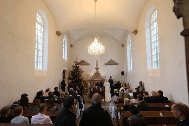 <p>45 Hochzeitsgäste waren in der privaten Kapelle, die bis zu 70 Personen Platz bietet.</p>

