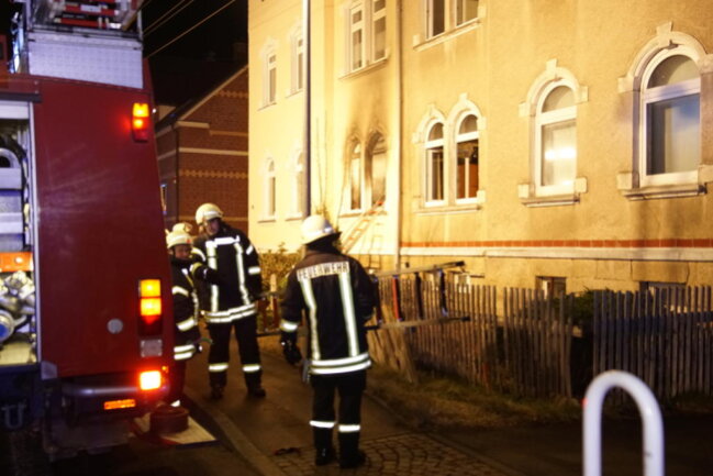 <p>Laut Polizei war das Feuer gegen 18.45 Uhr in einer Erdgeschosswohnung ausgebrochen.</p>
