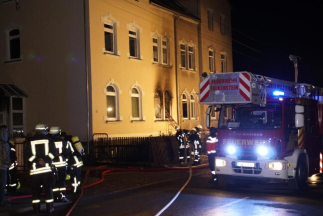 <p>Die Feuerwehr konnte nach bisherigen Erkenntnissen ein Übergreifen des Feuers auf andere Wohnungen des Hauses verhindern.</p>
