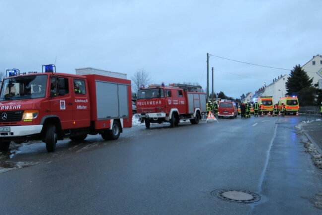 <p>37 Kameraden der umliegenden Feuerwehren waren vor Ort, um auslaufende Betriebsmittel zu binden.</p>
