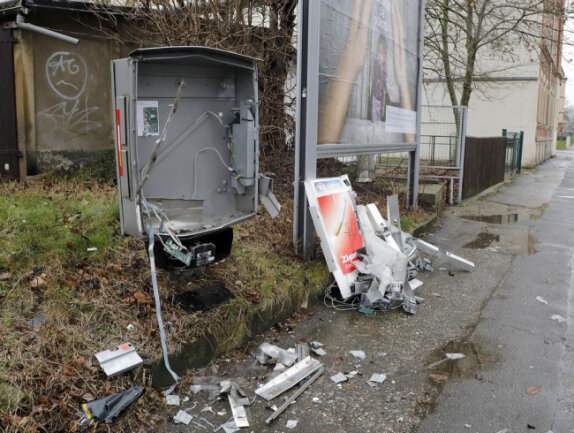 <p>Eine Streife stellte nach Hinweisen von Zeugen kurz vor 3 Uhr einen weiteren gesprengten Zigarettenautomaten an der Clausstraße fest.</p>
