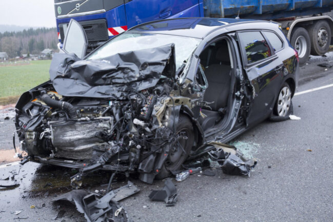 <p>An dem Unfall sind ein Opel und ein Laster beteiligt.</p>
