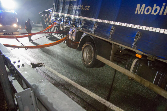 <p>Die Feuerwehr Marienberg sicherte den Lkw mit Spanngurten davor ebenfalls umzufallen.</p>
