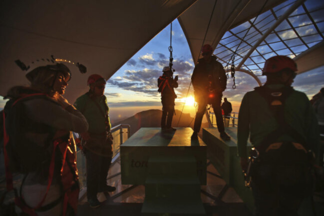 <p>Bislang hält die Zipline «The Monster» auf Puerto Rico mit 2200 Metern den Weltrekord, ebenfalls vom Hersteller Toro Verde. Jetzt wurde die Seilrutsche in Ras Al Khaimah für Touristen eröffnet.</p>
