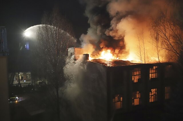<p>Aufgrund des Ausmaßes entschied sich die Feuerwehr, die betroffenen Gebäude kontrolliert abbrennen zu lassen.</p>

