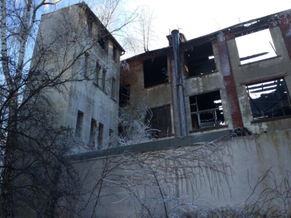 <p>Da das Gebäude nach dem Brand einsturzgefährdet ist, können die Ermittler es nicht betreten.</p>
