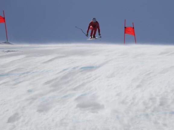 <b>Vom Winde verweht</b><br/>Der Wind bläst sichtbar im Jeongseon-Alpin-Zentrum während Christoffer Faarup aus Dänemark den Abfahrtsteil der Kombination absolviert. Foto: Michael Kappeler<br/>13.02.2018 (dpa)
