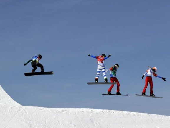 <b>Abgehoben</b><br/>Vier Snowboarderinnen haben in Crossrennen kurzzeitig den Erdboden kollektiv verlassen. Foto: Gregory Bull<br/>16.02.2018 (dpa)