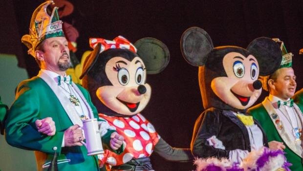 <p>Moment mal ... ist das die richtige Veranstaltung? Ja, sie ist es. Auch wenn ein Prinzenpaar der völlig anderen Art - nämlich Minnie und Mickey Mouse - in der Oelsnitzer Stadthalle aufgetreten sind. Es macht klar, um welches Motto es sich in der laufenden Saison bei der Oelsnitzer Carnevalsvereinigung dreht. "Jubel, Trubel und Helau - Im Disneyland der OCV".</p>
