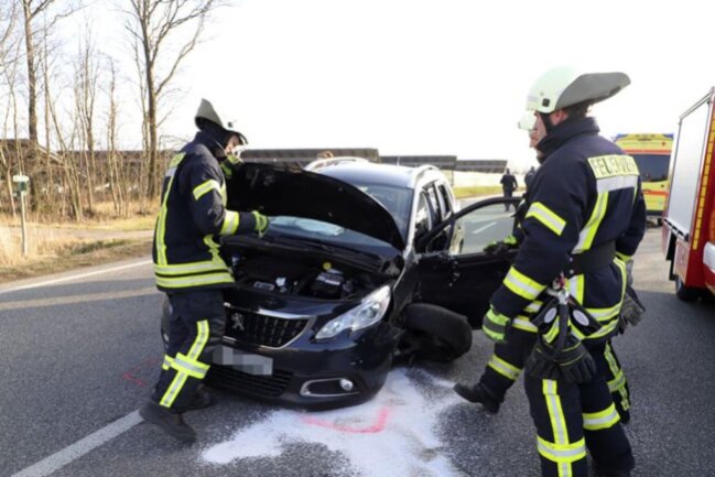 <p>Der 66-jährige Peugeot-Fahrer musste von der Freiwilligen Feuerwehr Lichtenau aus seinem Fahrzeug befreit werden.</p>
